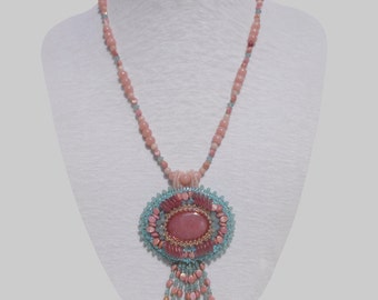 Collier, pendentif brodé avec opale rose et crystal Swarovski