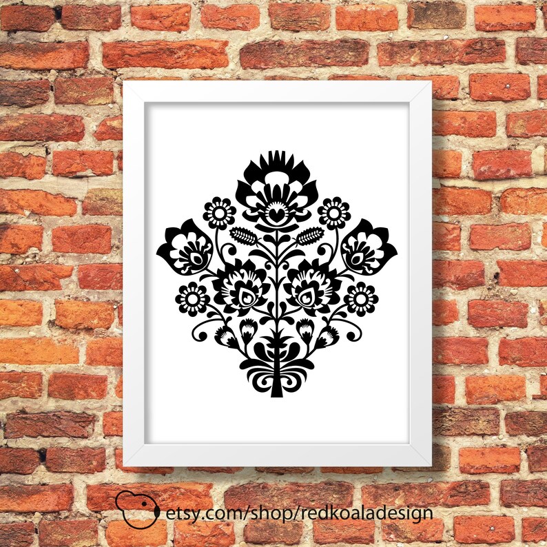 Puede incluir: Dise&ntilde;o floral de arte popular en blanco y negro con un ramo de flores estilizado. El dise&ntilde;o presenta una flor central en forma de coraz&oacute;n y dos flores m&aacute;s peque&ntilde;as a cada lado. Las flores est&aacute;n rodeadas de hojas y tallos.