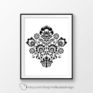 Puede incluir: Impresi&oacute;n de arte popular en blanco y negro con un dise&ntilde;o floral estilizado con una flor central y flores m&aacute;s peque&ntilde;as alrededor. El dise&ntilde;o recuerda al arte popular polaco tradicional.