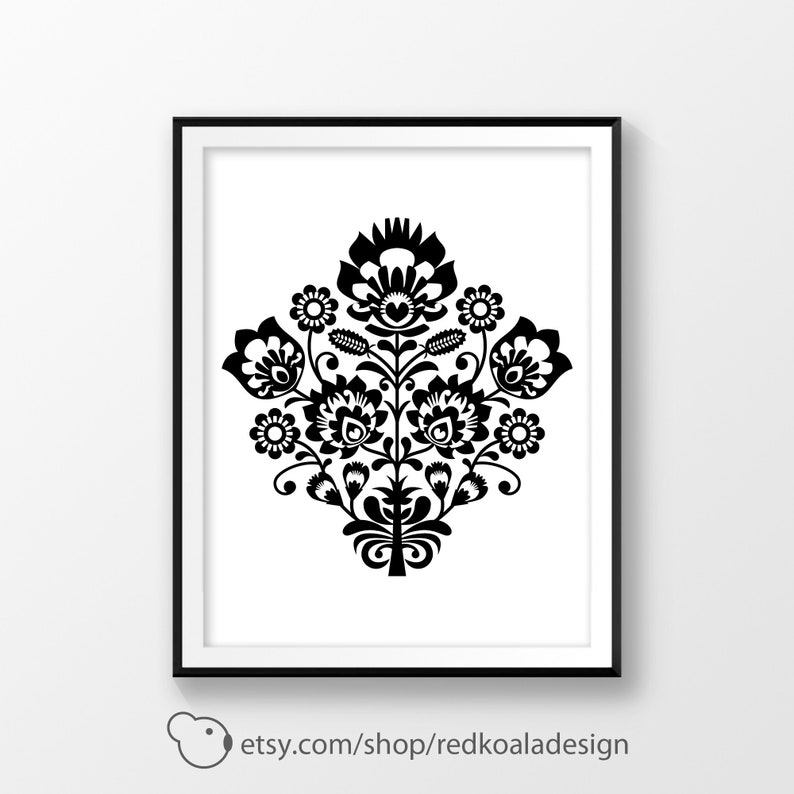 Puede incluir: Impresi&oacute;n de arte popular en blanco y negro con un dise&ntilde;o floral estilizado con una flor central y flores m&aacute;s peque&ntilde;as alrededor. El dise&ntilde;o recuerda al arte popular polaco tradicional.