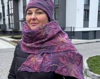 Conjunto de bufanda y gorro de lana de fieltro con diseño floral morado. Accesorios de invierno para mujer hechos a mano.