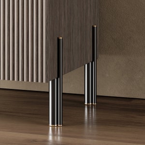 Op de afbeelding: Een donkerhouten kast met zwarte metalen poten en gouden accenten. De kast heeft een geribbelde houten voorzijde.