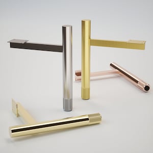 Puede incluir: Cuatro patas de mesa de metal en diferentes acabados: oro, plata y oro rosa. Cada pata tiene un extremo roscado y un soporte para sujetar a la superficie de la mesa.