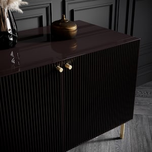 Puede incluir: Un armario marr&oacute;n oscuro con dos puertas y tiradores dorados. El armario tiene un dise&ntilde;o acanalado y se apoya en cuatro patas doradas.