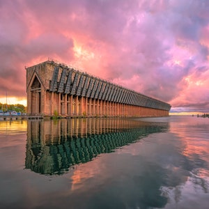 Eisenerz-Dock, obere Halbinsel, Marquette, Missouri, Herbstfarben, Herbstlaub-Metalldruck, UP-Druck, Sonnenaufgangsdruck, industrielle Kunst