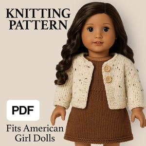 Op de afbeelding: Een pop met een bruine jurk en een crèmekleurig gebreid vest met houten knopen. De afbeelding bevat de tekst "KNITTING PATTERN", "PDF" en "Fits American Girl Dolls".