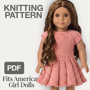 Può includere: Una bambola indossa un vestito rosa lavorato a maglia con maniche corte e gonna a pieghe. L'immagine include il testo "KNITTING PATTERN", "PDF" e "Fits American Girl Dolls". La bambola ha lunghi capelli castani e sorride.