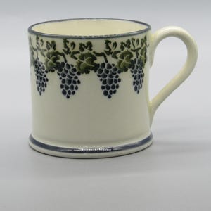 Brixton Pottery kleiner Becher mit Weinrebenmotiv