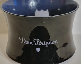 Wiaderko do szampana Dom Pérignon autorstwa Martina Szekely'ego, lakier czarny, wnętrze niebieskawe, średnica 39 cm