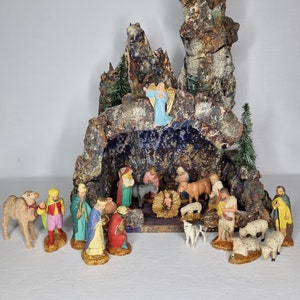 Ensemble de 24 santons de crèche anciens Devineau, accessoires et décor avec animaux en plâtre