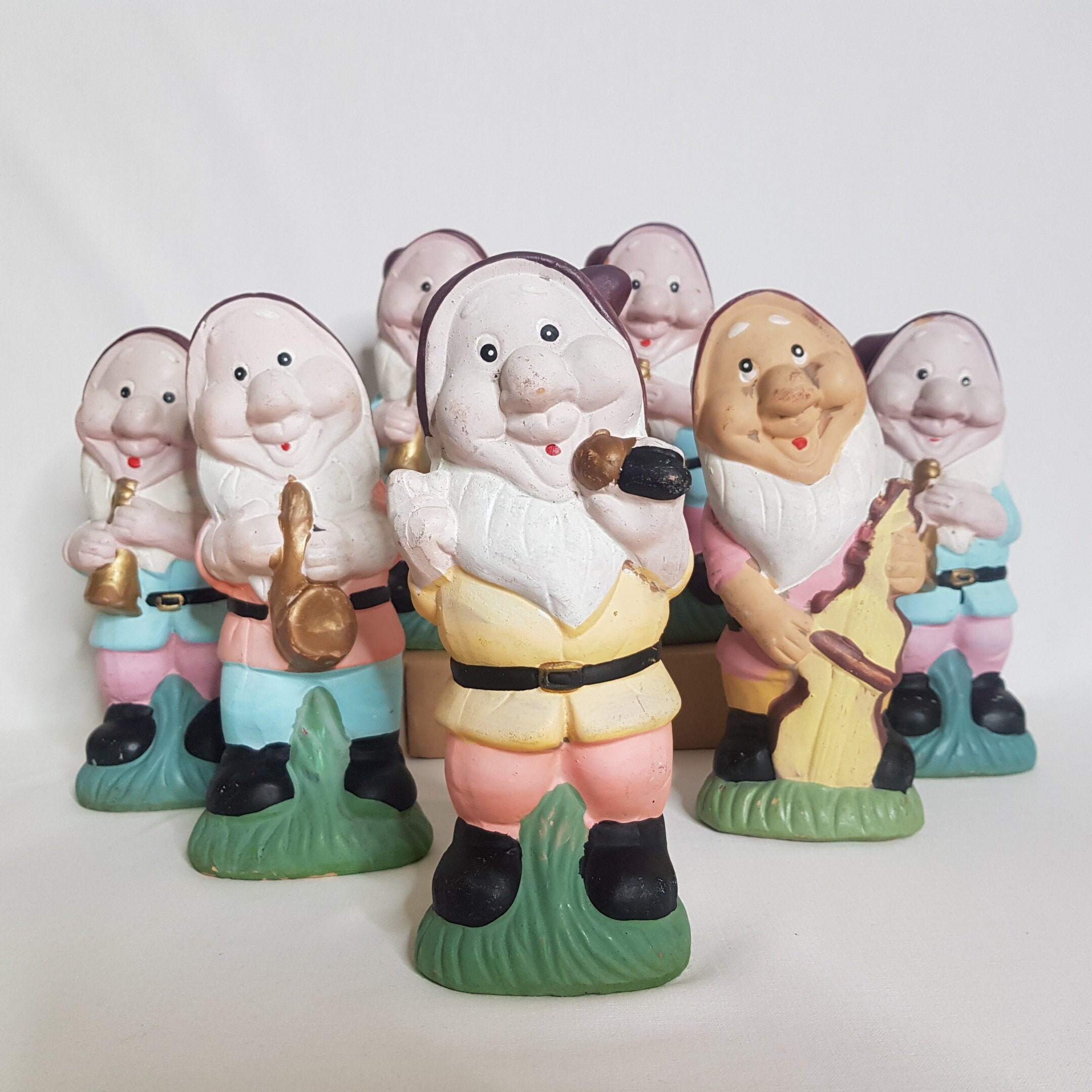Joyeuse Troupe de 7 Lutins Musiciens Vintage en Argile Peinte Aux Couleurs Pastels