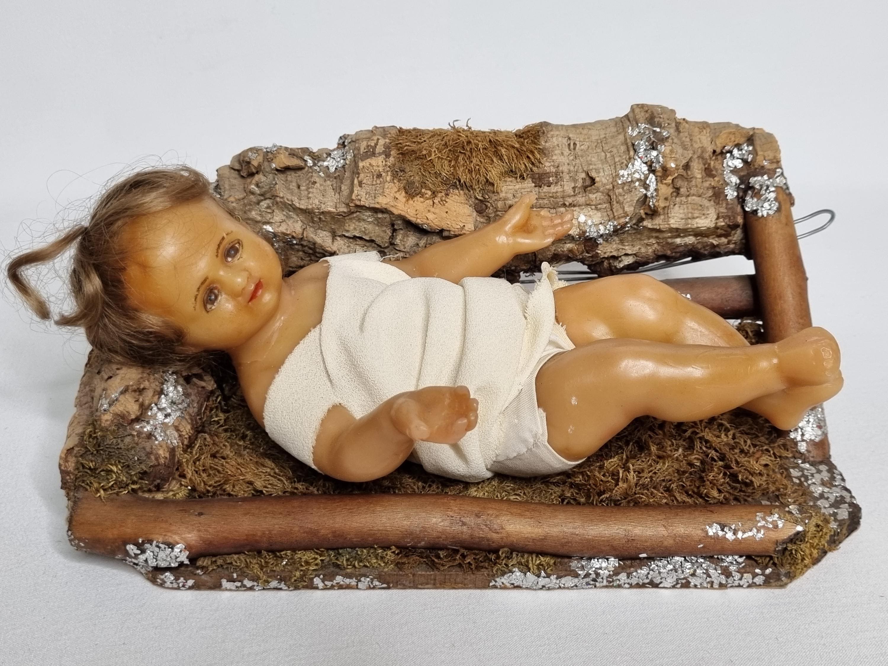 アンティークワックス製の幼子イエス像（24 cm）、苔と樹皮のベッド