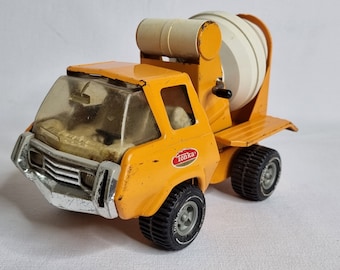 Vintage metal Tonka truck, original from the 70s