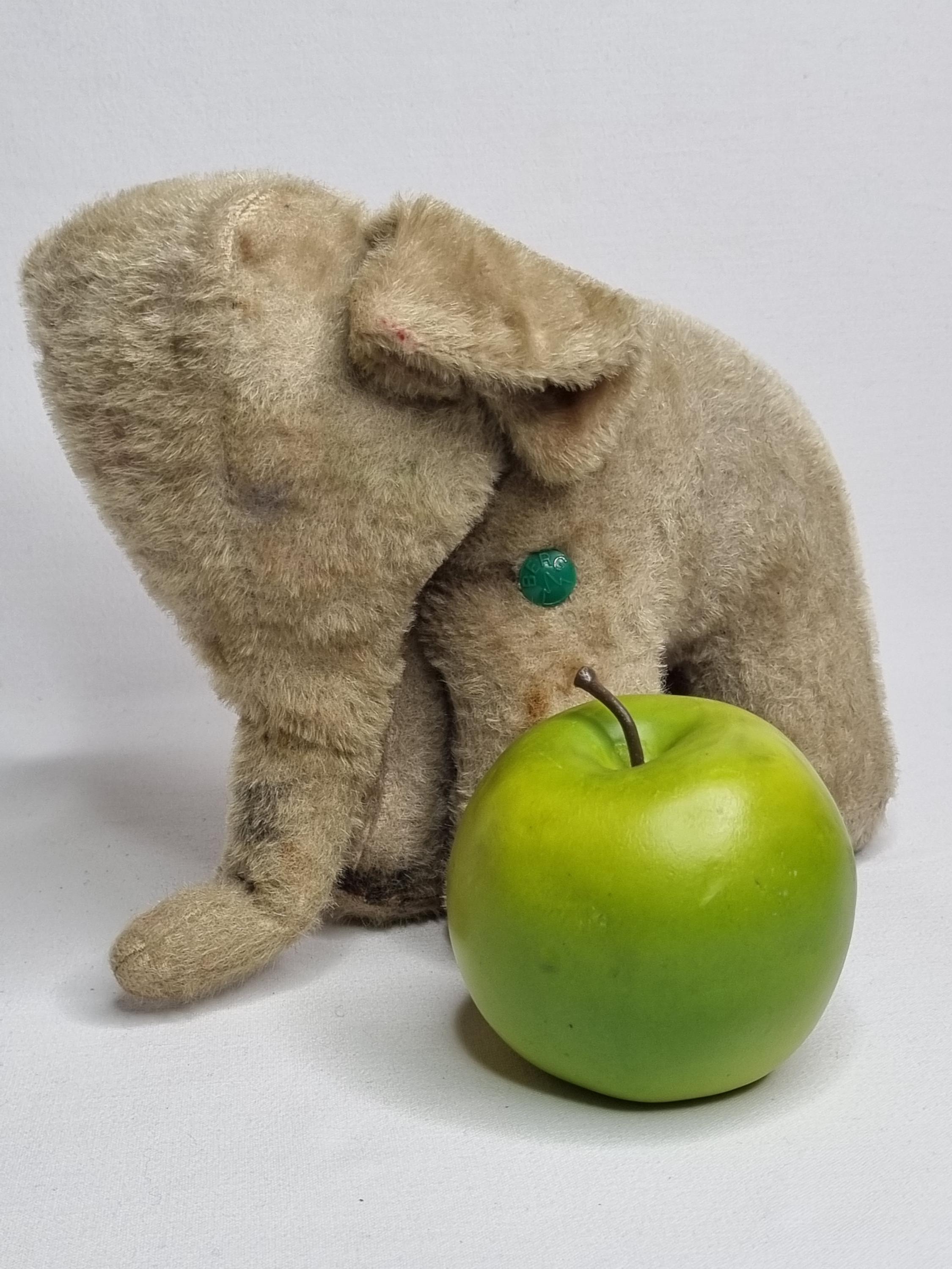 1950年頃のベルグ社製ヴィンテージぬいぐるみ象、高さ18cm、幅25cm