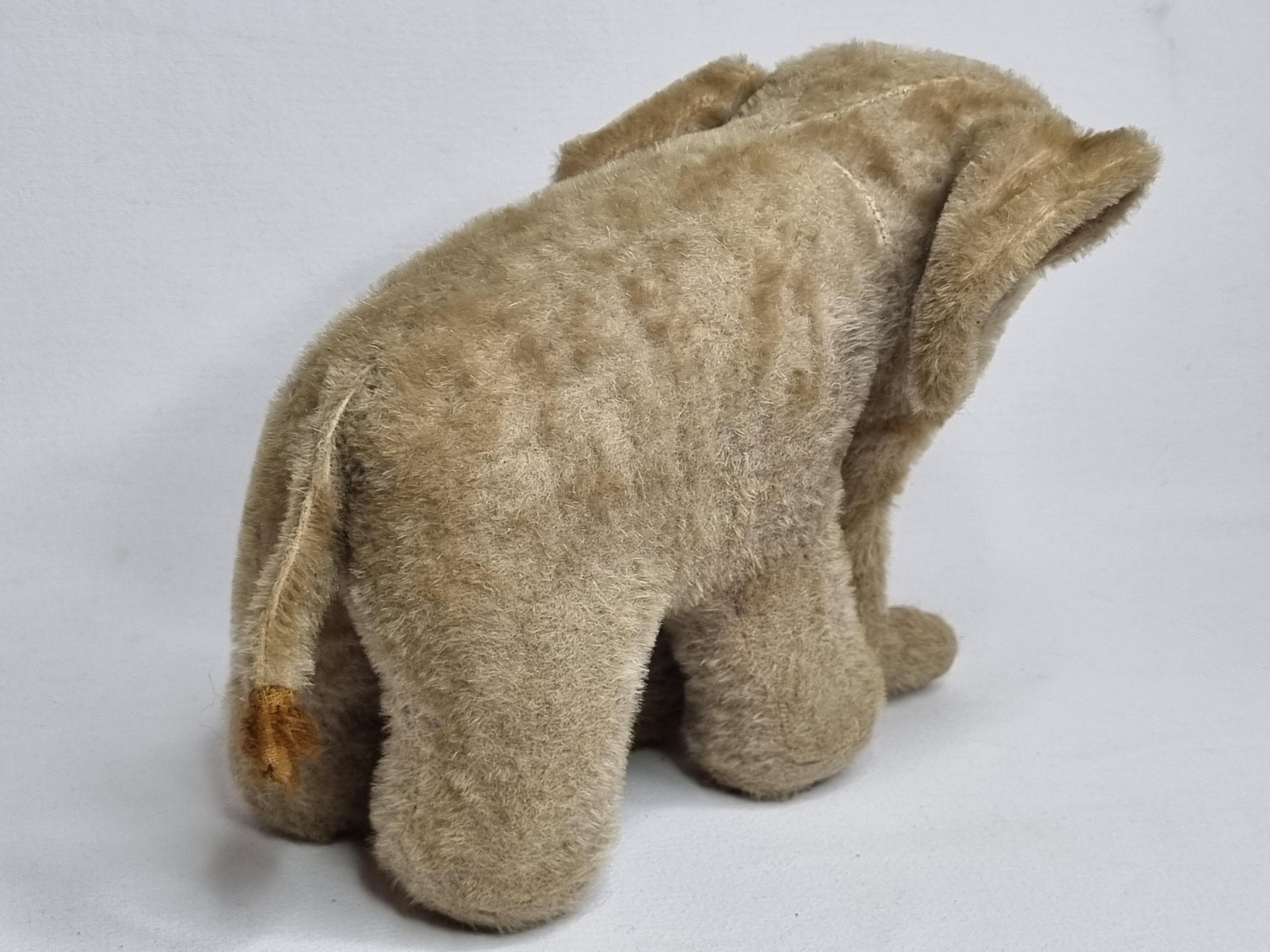 1950年頃のベルグ社製ヴィンテージぬいぐるみ象、高さ18cm、幅25cm