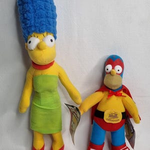 Marge Simpson Plush (42 cm) & Superhero Homer Simpson (26 cm) – Official The Simpsons Edition