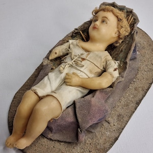 Gran figura antigua del Niño Jesús en cera (¿Devineau?), de aproximadamente 26 cm, con camisa y cuerpo de tela