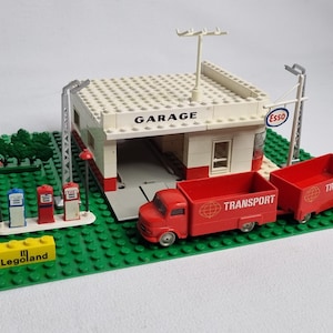 Vintage LEGO creation freely inspired by set 131 ESSO Garage (1966) – Built with authentic 1960s LEGO bricks