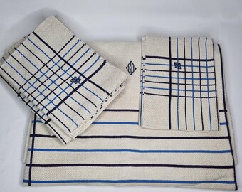 Vajilla vintage con mantel de damasco y 8 servilletas bordadas a juego, con estampados azules y blancos.