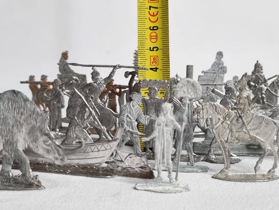 14枚の未塗装ピューター製皿のセット - 古代および先史時代に 14枚の未塗装ピューター製皿のセット - 古代および先史時代に