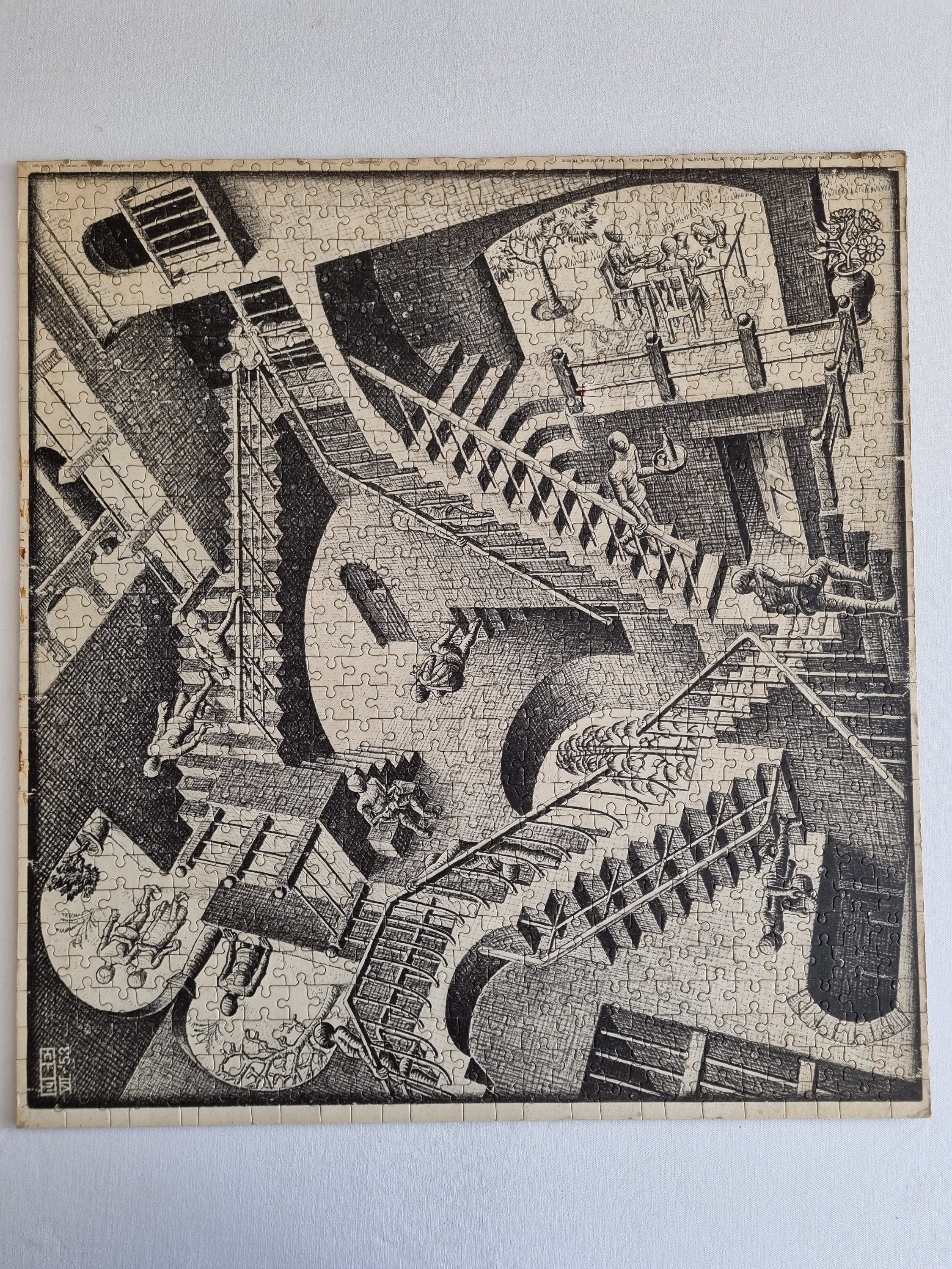 M.C.エッシャーの絵画を模したパズルボードの絵画「相対性」、1970年代