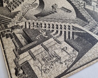 M.C.エッシャーの絵画を模したパズルボードの絵画「相対性」、1970年代