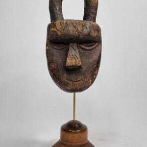 Toma Passport Masker, Antiek Gepatineerd Hout, 16 cm, met Standaard