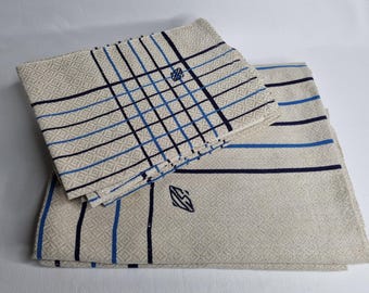 Vajilla vintage, mantel de damasco y 8 servilletas bordadas con estampados azules y blancos.