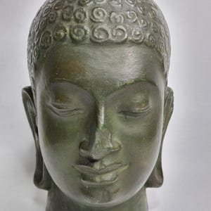 Buddhahuvud i U-Thong-stil i patinerad grön bronsgips – 26 cm