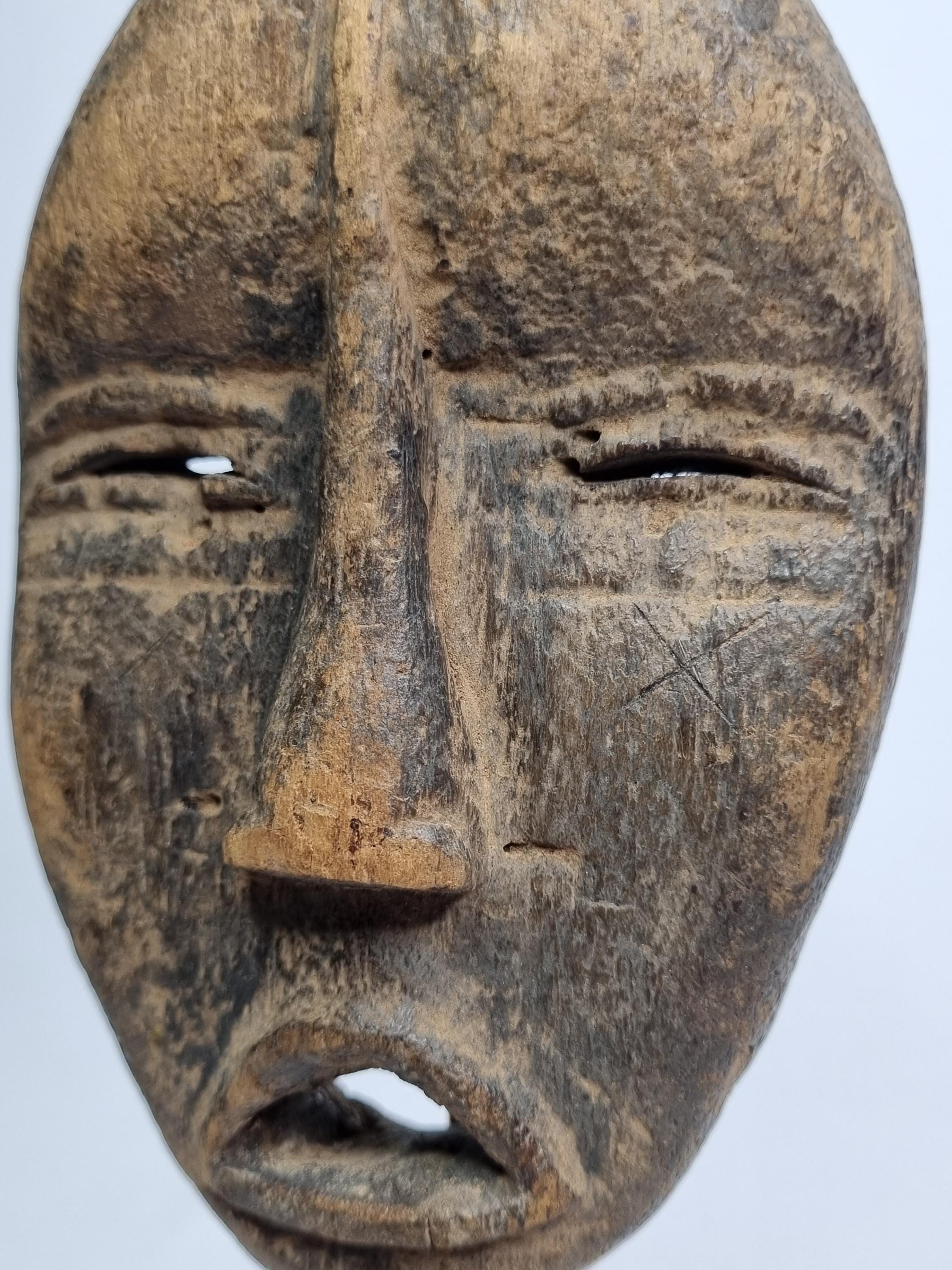 パスポートマスク（木彫） アンティークダンパスポートマスク、木彫り、15 cm、スタンド付き