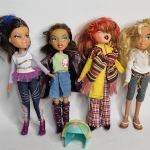 Set of 4 Bratz Dolls - First Edition 2001 - Original Outfits