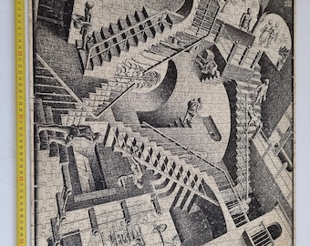 M.C.エッシャーの絵画を模したパズルボードの絵画「相対性」、1970年代