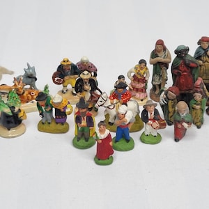 Set of 18 miniature Provençal santons, size 1 (4 cm) and &quot;puce&quot; (2 cm), signed