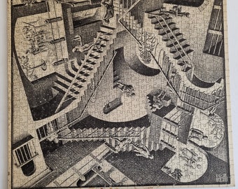 M.C.エッシャーの絵画を模したパズルボードの絵画「相対性」、1970年代