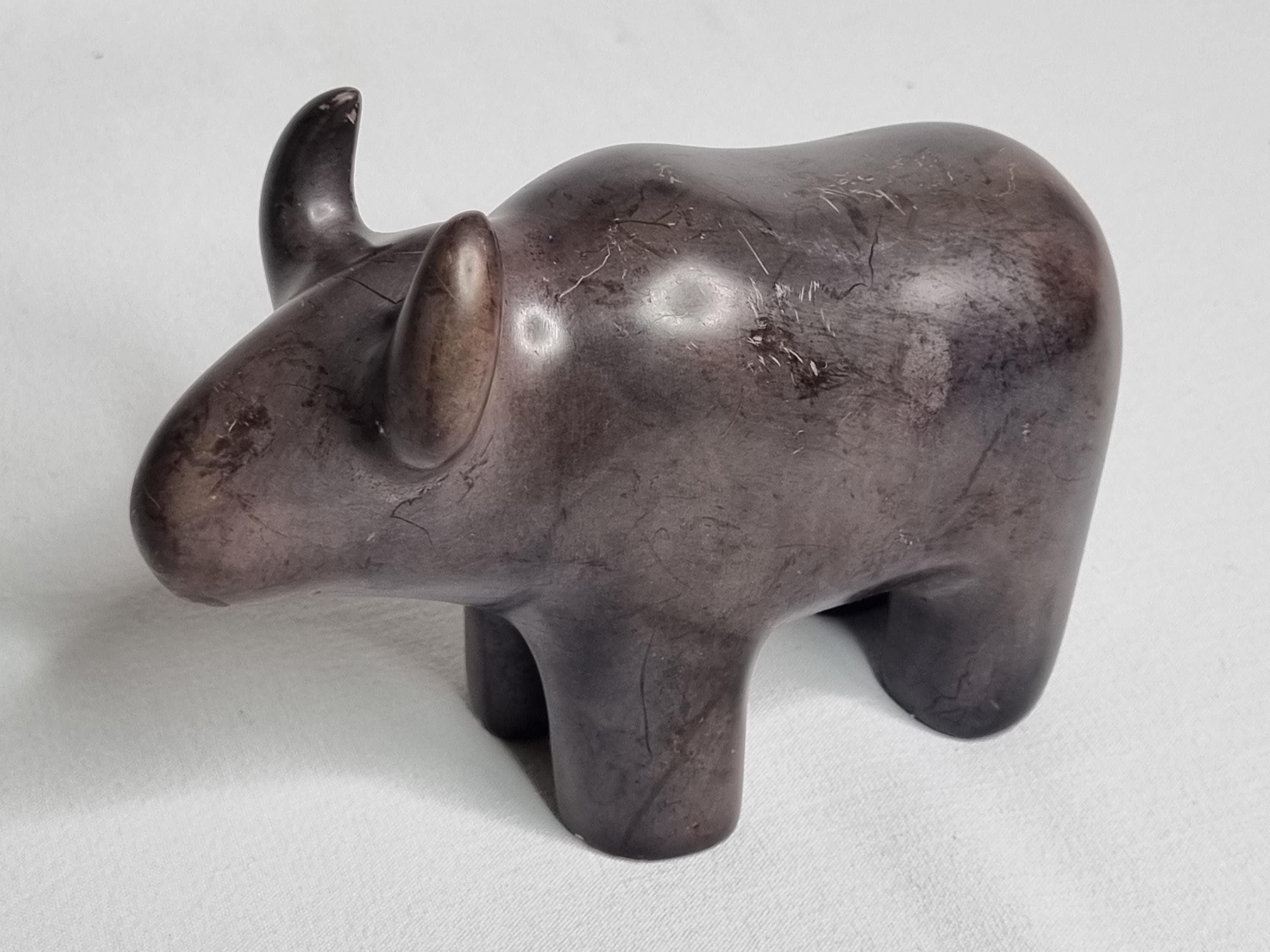 キシイ石彫刻 – 様式化された水牛、ボリ型、ケニア（ASART）、17 x 13