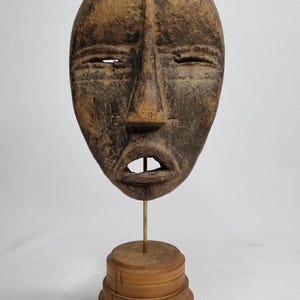 Antiek Dan paspoortmasker, gesneden hout, 15 cm, met standaard