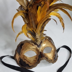 Venezianische Maske mit goldenen Federn und Ornamenten
