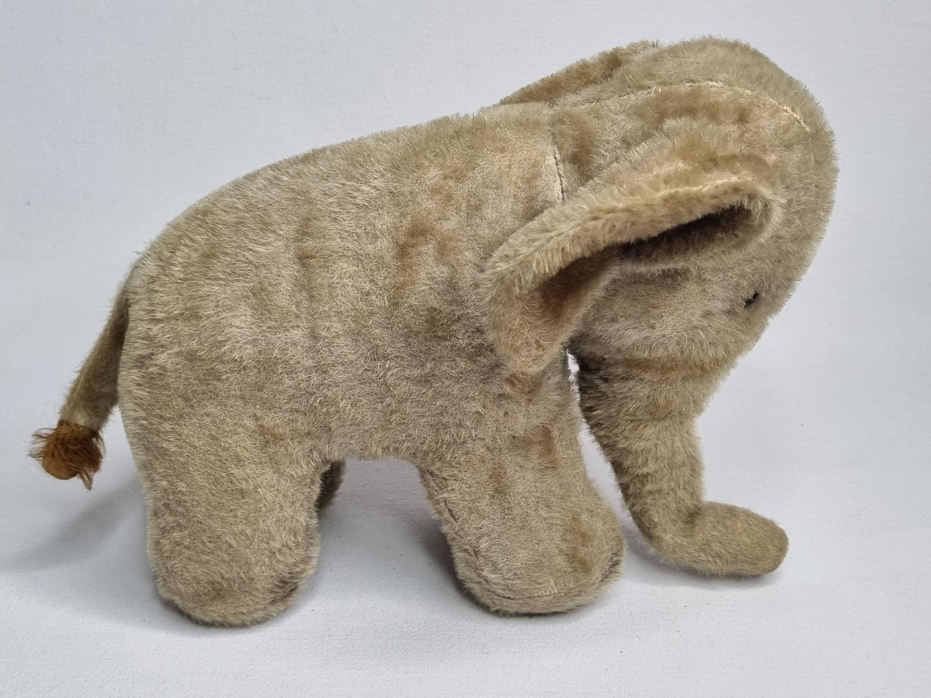 ヴィンテージ　ゾウ　ぬいぐるみ　動物園ぬいぐるみ　昭和レトロ 1950年頃のベルグ社製ヴィンテージぬいぐるみ象、高さ18cm、幅25cm