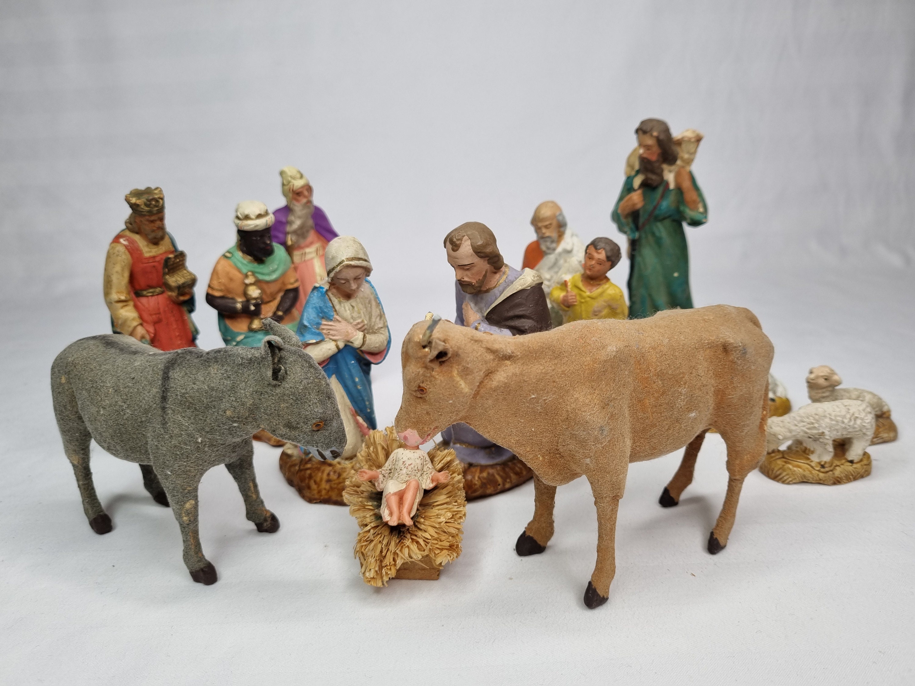 Ensemble de 14 Santons Anciens Devineau en Plâtre Représentant La Nativité.