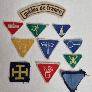 Set mit 11 bestickten Stoffabzeichen „Pfadfinder und Führer Frankreichs“ – 1960er-1970er Jahre