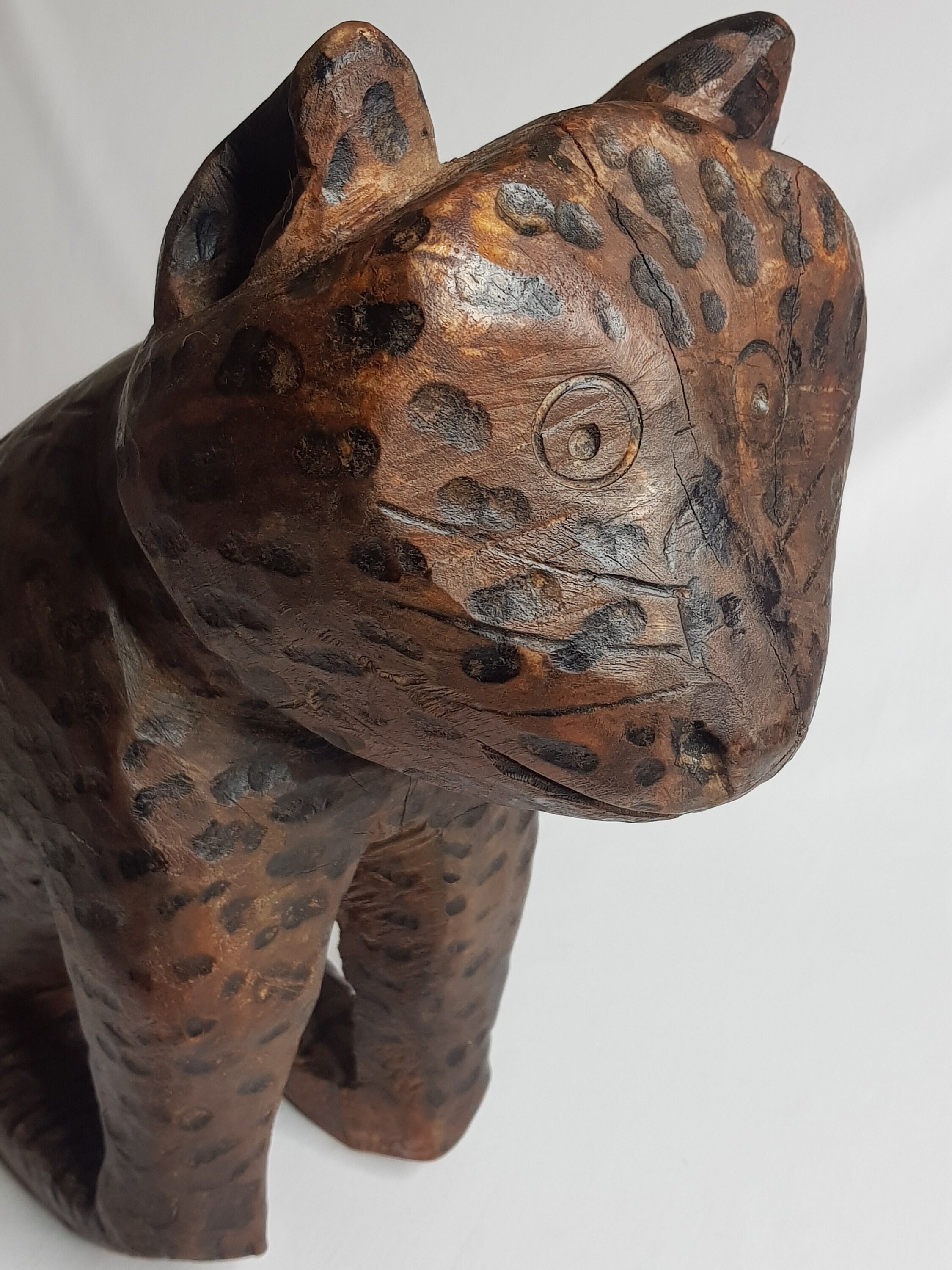 Large leopard sculpture in carved and pyrographed wood, African art, 62 cm
