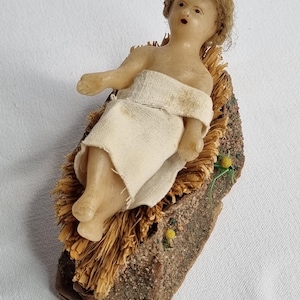Antigua figura de cera del Niño Jesús, talla 5 (¿Devineau?), de 11 cm aproximadamente, con cama de paja y base de cartón