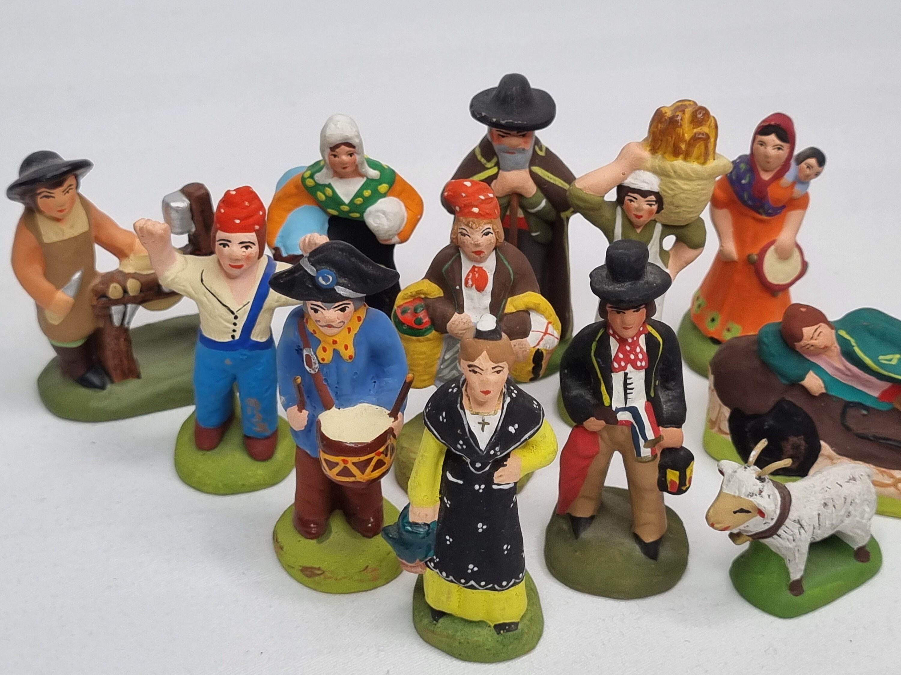 Ensemble de 12 Santons Provence Signés Girault, 6 cm