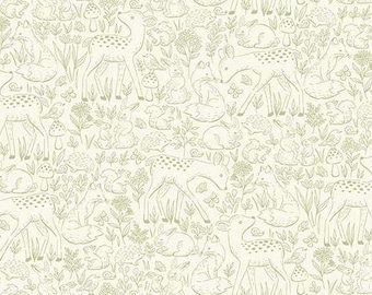 Può includere: Un motivo ripetitivo su sfondo color crema con disegni a linee verde oliva chiaro di animali del bosco, tra cui cervi, volpi, conigli, ricci e scoiattoli, intervallati da funghi, piccoli fiori e piante a foglia.