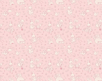 Può includere: Un tessuto rosa chiaro con un motivo ripetuto di disegni a linee bianche che raffigurano conigli e gatti impegnati in attività quotidiane. Il design include brevi frasi come Sweet Dreams, Gardening, Laundry e Home Sweet Home.