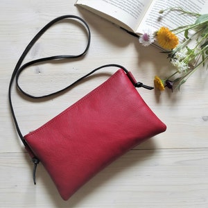 Kleine Rote Ledertasche mit schwarzem Schultergurt / Schlanke Umhängetasche für den Sommer - Dunkelrote Umhängetasche Damen, Minimalistische Reißverschlusstasche