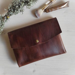 Bolso de maquillaje de cuero grueso tamaño mediano / bolso cosmético marrón bronceado mujeres - bolso de tocador para hombre / idea de regalo unisex - embrague retro / bolsa de sobre