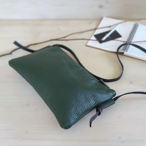 Petit sac à bandoulière en cuir vert forêt foncé / Porte-monnaie minimaliste pour femme - Pochette à fermeture éclair avec lanière en corde / Sac en bandoulière simple