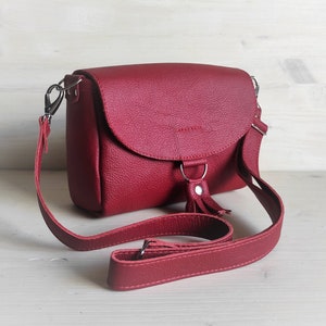 Sac à bandoulière en cuir rouge foncé avec pampille / Petit sac à bandoulière bohème - Mini sac à main rouge pour femme / Sac à bandoulière style Coachella avec rabat