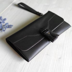 Bolso de mano de cuero marrón oscuro hecho a mano / Bolso de mano de cuero con borlas y correa para la muñeca - Bolso de mano tipo billetera para mujer / Bolso de mano romántico
